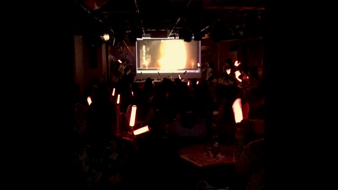 なんと・・・トークイベント “アクマの酒宴”~大阪でも語っちまわnight~ にて、みんなで【アクマと詠う上映会】(スー なんと・・・トークイベント “アクマの酒宴”~大阪でも語っちまわnight~ にて、みんなで【アクマと詠う上映会】(スー