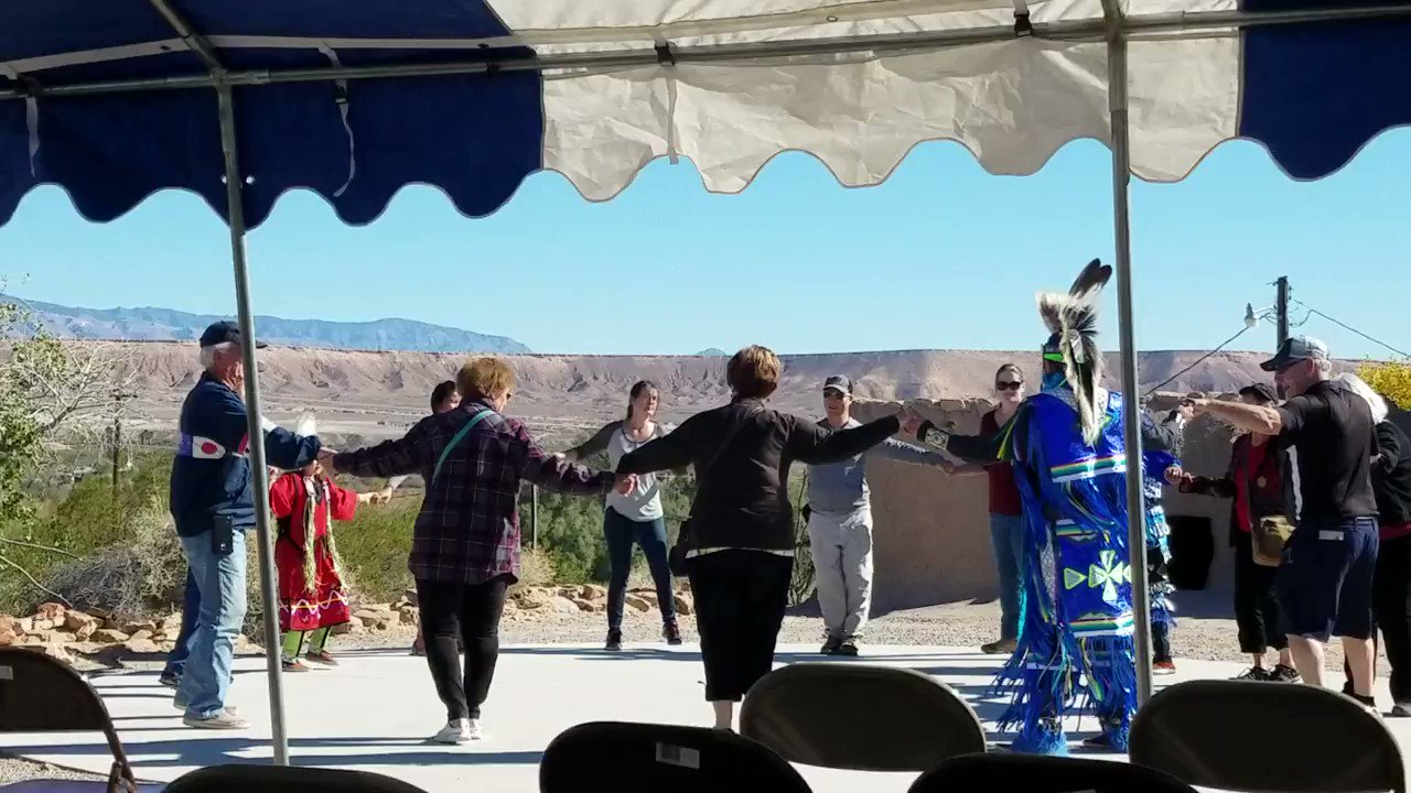 Native American day going on now!! delicious food, vendors and dancing https://t.co/AB0wkFdvcO