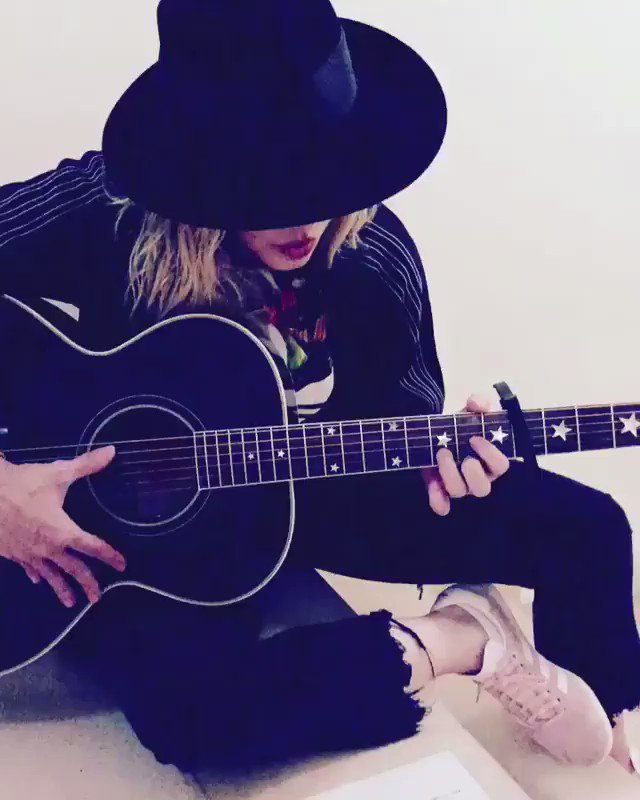 Singing one of my Favorites in the Stairwell ????????????! ????????????????????????????????????! For Azzedjne! For the Lovers! ???????????? Thank you Elvis! https://t.co/QtiOuTNlVl