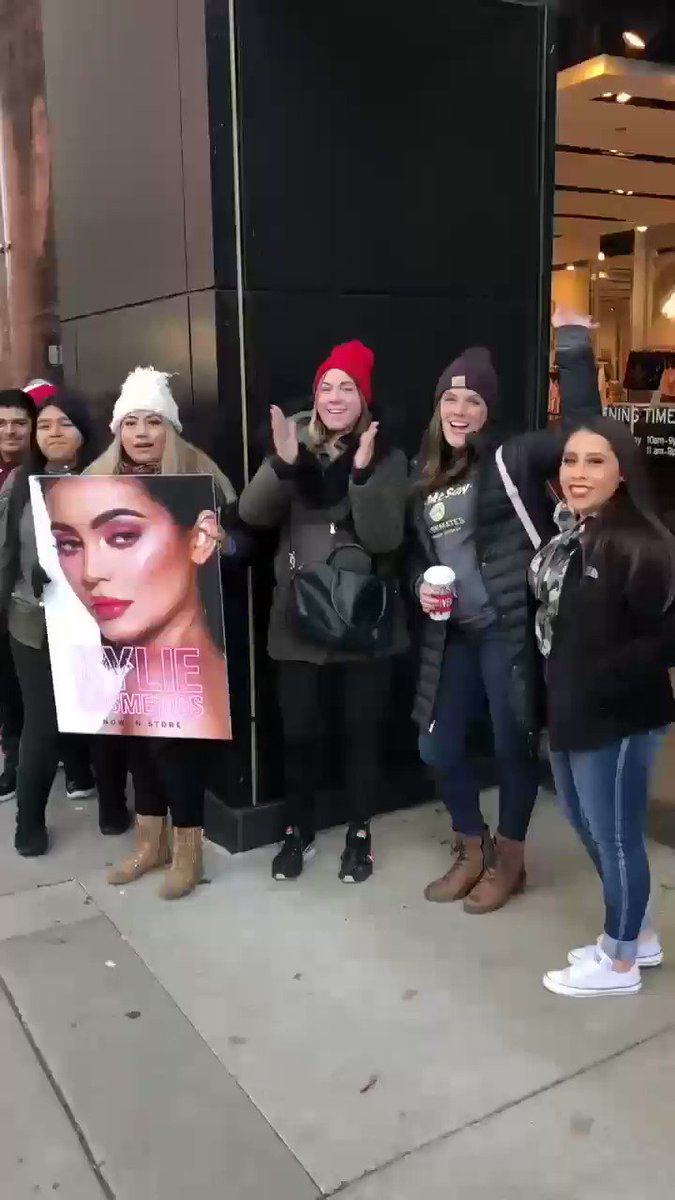 TOPSHOP X KYLIE COSMETICS are opening!!! I see you guys! I love you guys! https://t.co/KzckaqnESy