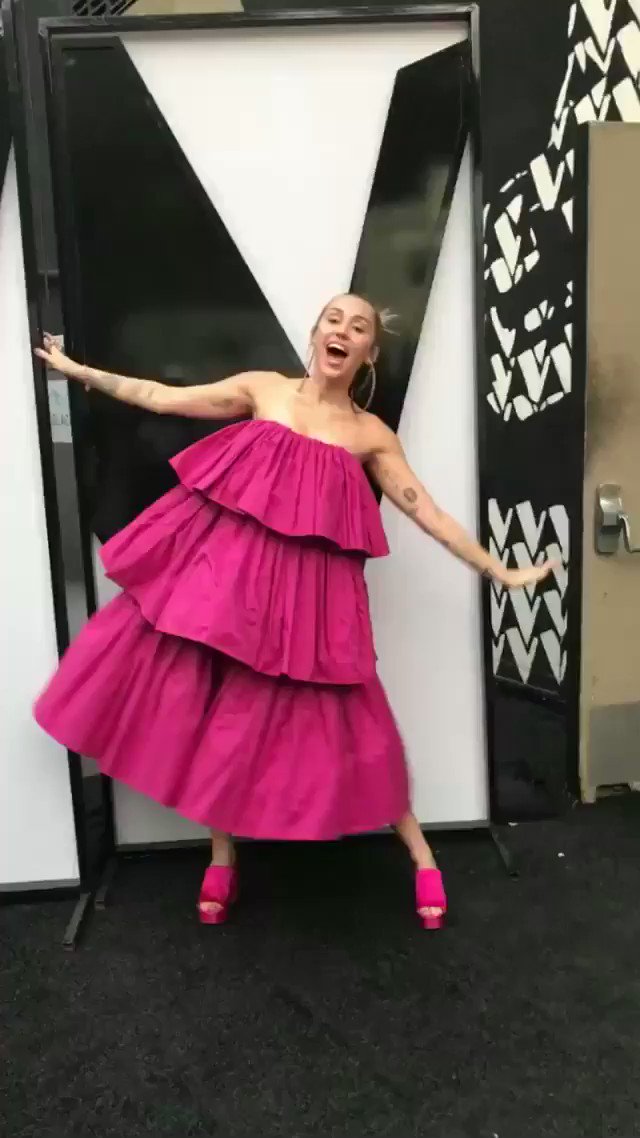 BIG dress in celebration of a BIG night for #TeamMiley ???????????? wish me and my girls luck ! @NBCTheVoice https://t.co/exkJ9rqeWT