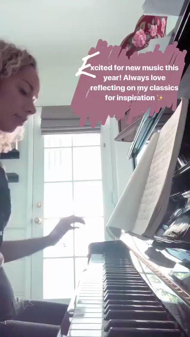 So excited for new music this year... looking forward to sharing 2018 with you buns ???????? https://t.co/SHIYQ7SZeg