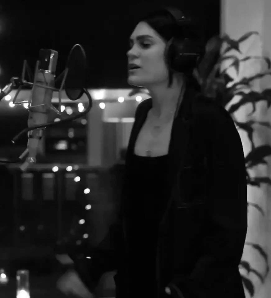 RT @Pressparty: .@JessieJ’s soulful acoustic rendition of “Queen” is out now! https://t.co/5ettvgyaWJ