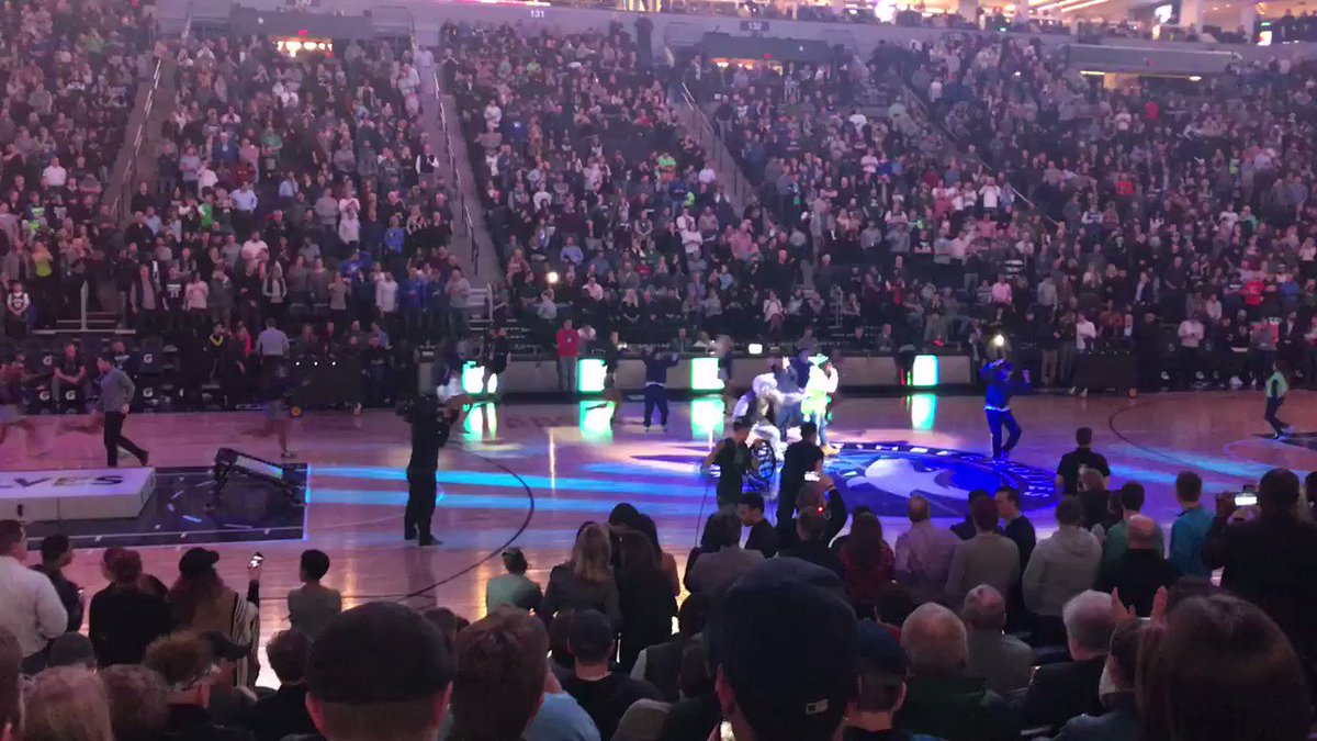 RT @MattRoznowski: Thank you @Timberwolves for giving us the gift of @LilJon. https://t.co/qTjsCT9q7X