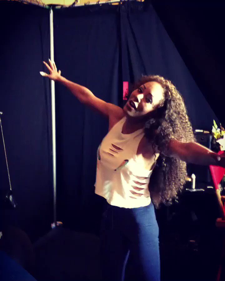 a little dance party before show time @agt @officialmelb ❤️???? https://t.co/orxbTTc22H