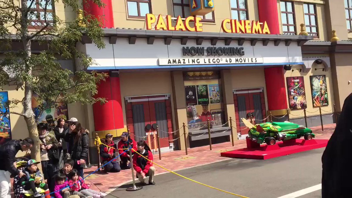 レゴ ニンジャゴー・トレーニング・ザ・ファイトのパレスシネマエリア。パレードがここまで戻って来ます!赤い炎のフラッグはカ レゴ ニンジャゴー・トレーニング・ザ・ファイトのパレスシネマエリア。パレードがここまで戻って来ます!赤い炎のフラッグはカ