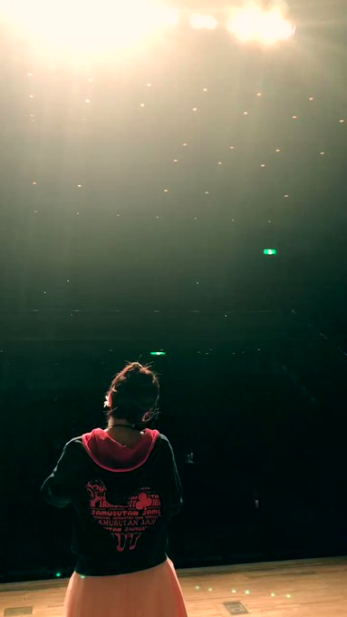 クジ砂のDVD発売が近いという事で、先日のホールライブでのリハーサル前のshieの声出し動画を載せときます!何回聴いても クジ砂のDVD発売が近いという事で、先日のホールライブでのリハーサル前のshieの声出し動画を載せときます!何回聴いても
