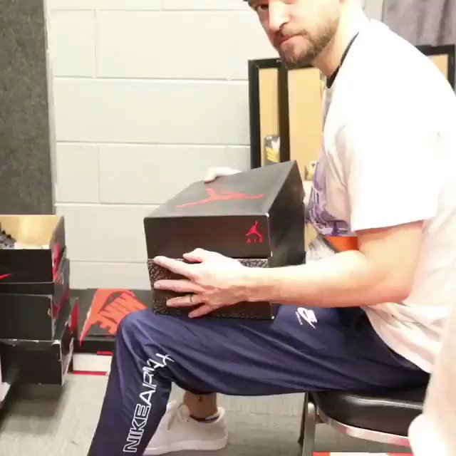 RT @ComplexSneakers: me every time I open new sneakers, @jtimberlake.  ???? https://t.co/qSgEEencVy
