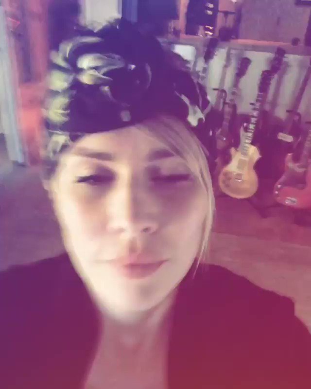 Working on NEW MUSIC ???? ???? #backtowork with @RealLindaPerry https://t.co/SZiHx9ydm6