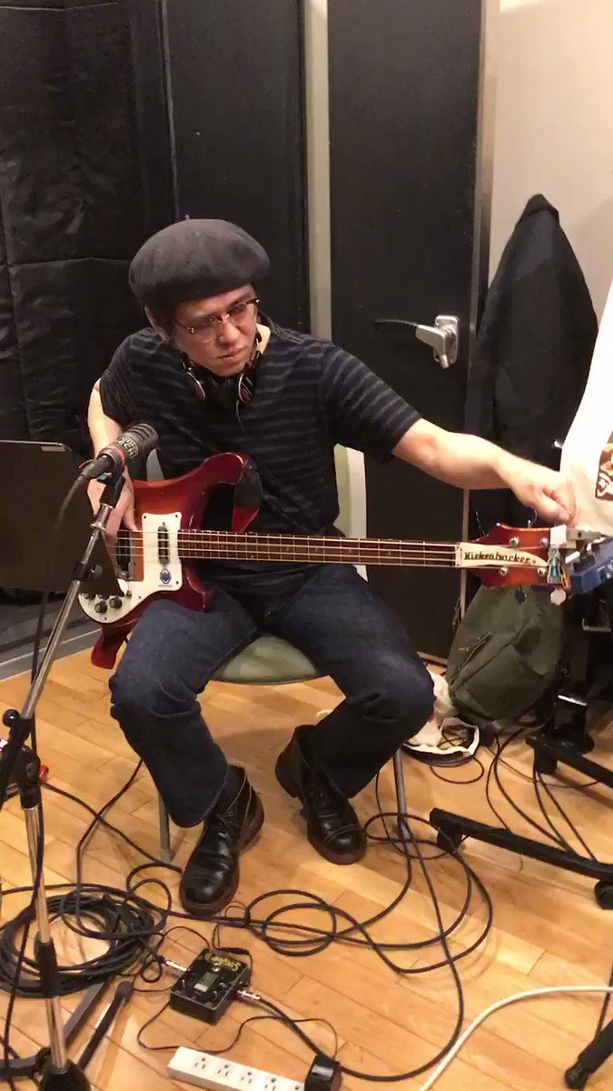 リッケンの音色について語る沖井君。「ときめきコレクション♡」歌:M・A・O & 内田真礼作詞:うらん 作曲・編曲 リッケンの音色について語る沖井君。「ときめきコレクション♡」歌:M・A・O & 内田真礼作詞:うらん 作曲・編曲