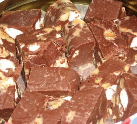 Сладкая колбаска из печенья и сгущенкиы с фото