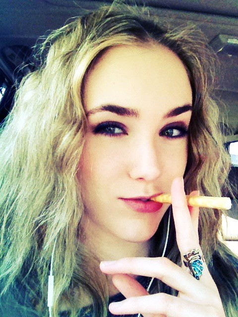 Spencer Locke röker en cigarett (eller weed)
