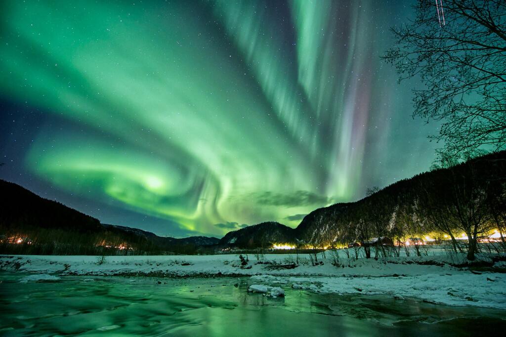 Space: #aurora borealis, sona, #norway, entirely fills the sky ... The space sona