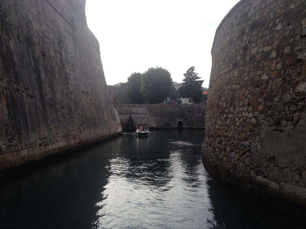 Sabias que Ceuta tiene el unico foso navegable del mundo???. Only Ceuta. #BlogTripCeuta http://t.co/5qUe8TMPXD
