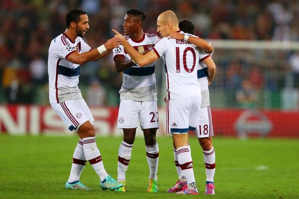 Robben celebrates with teammates [via @FCBayern]