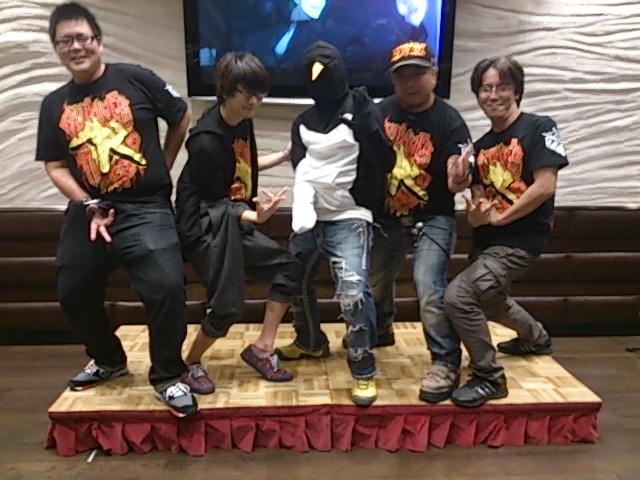 ダイミダラーの打上げ行われましてなんと自前ガリバーティンポTシャツの皆さまが!センターはペンコマbambooさんです!花 ダイミダラーの打上げ行われましてなんと自前ガリバーティンポTシャツの皆さまが!センターはペンコマbambooさんです!花