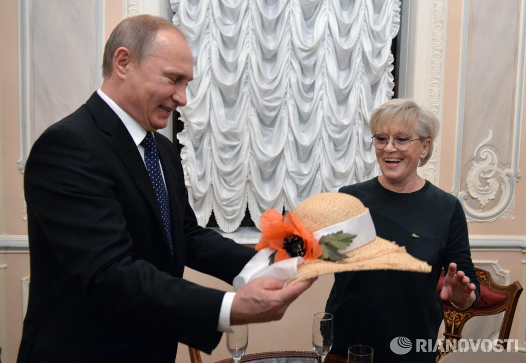 Путин подарил цветы Путин подарил цветы