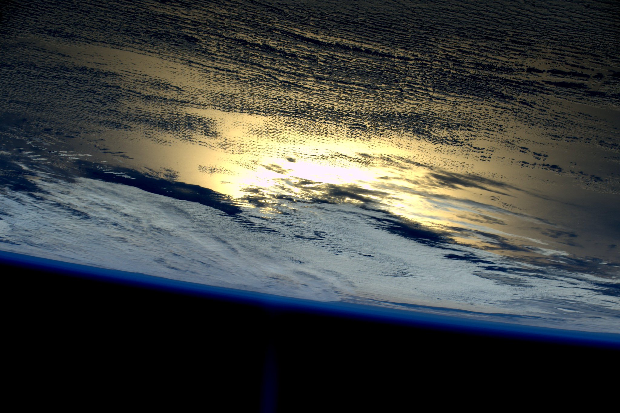 Good night from #space Earth! Buona notte dallo spazio ! http://t.co/TkeFWlyPqo