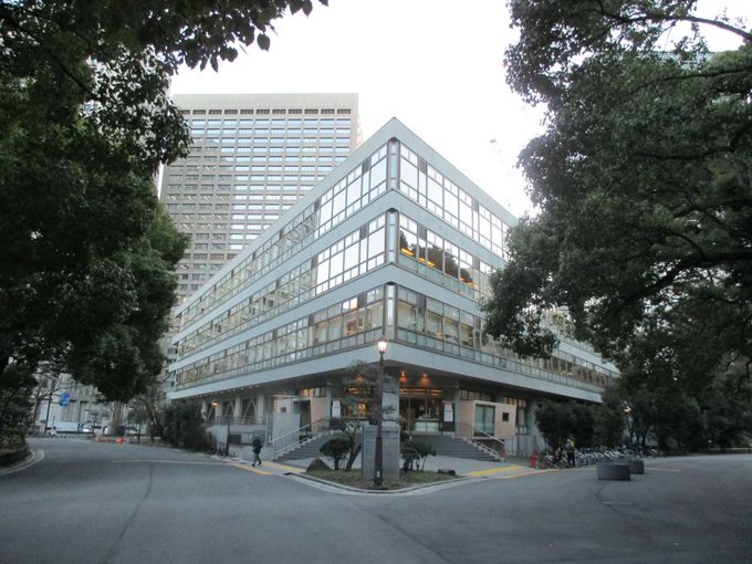 ユリ熊嵐の舞台となっている日比谷公園。日比谷図書文化館の1階には千代田区の文化財展示室があり、螺旋階段の下にあるカフェで ユリ熊嵐の舞台となっている日比谷公園。日比谷図書文化館の1階には千代田区の文化財展示室があり、螺旋階段の下にあるカフェで