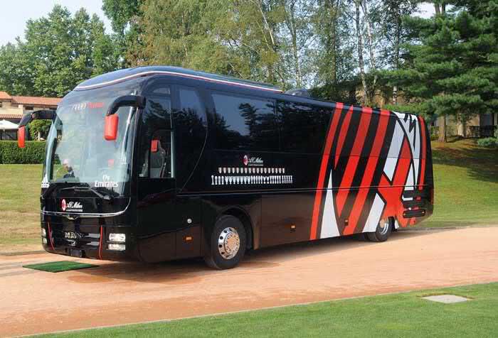 B7u73LnIAAMYKSR AC Milan sell their team bus to cut costs [La Repubblica]