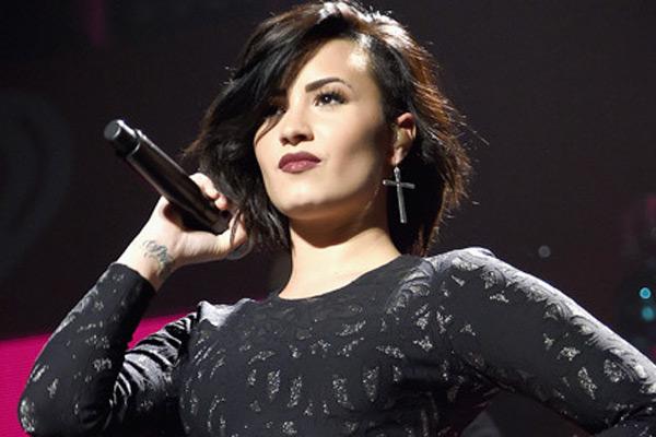Oh No Demi Lovato Suffered A Major Wardrobe Malfunction