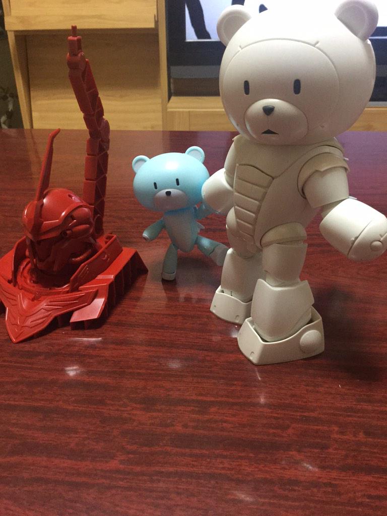 ベーススタンド(折れたところ接着中)と数年ぶりに作ったガンプラ、ベアッガイF(ファミリー)内股とプチッガイがキュートじゃ ベーススタンド(折れたところ接着中)と数年ぶりに作ったガンプラ、ベアッガイF(ファミリー)内股とプチッガイがキュートじゃ
