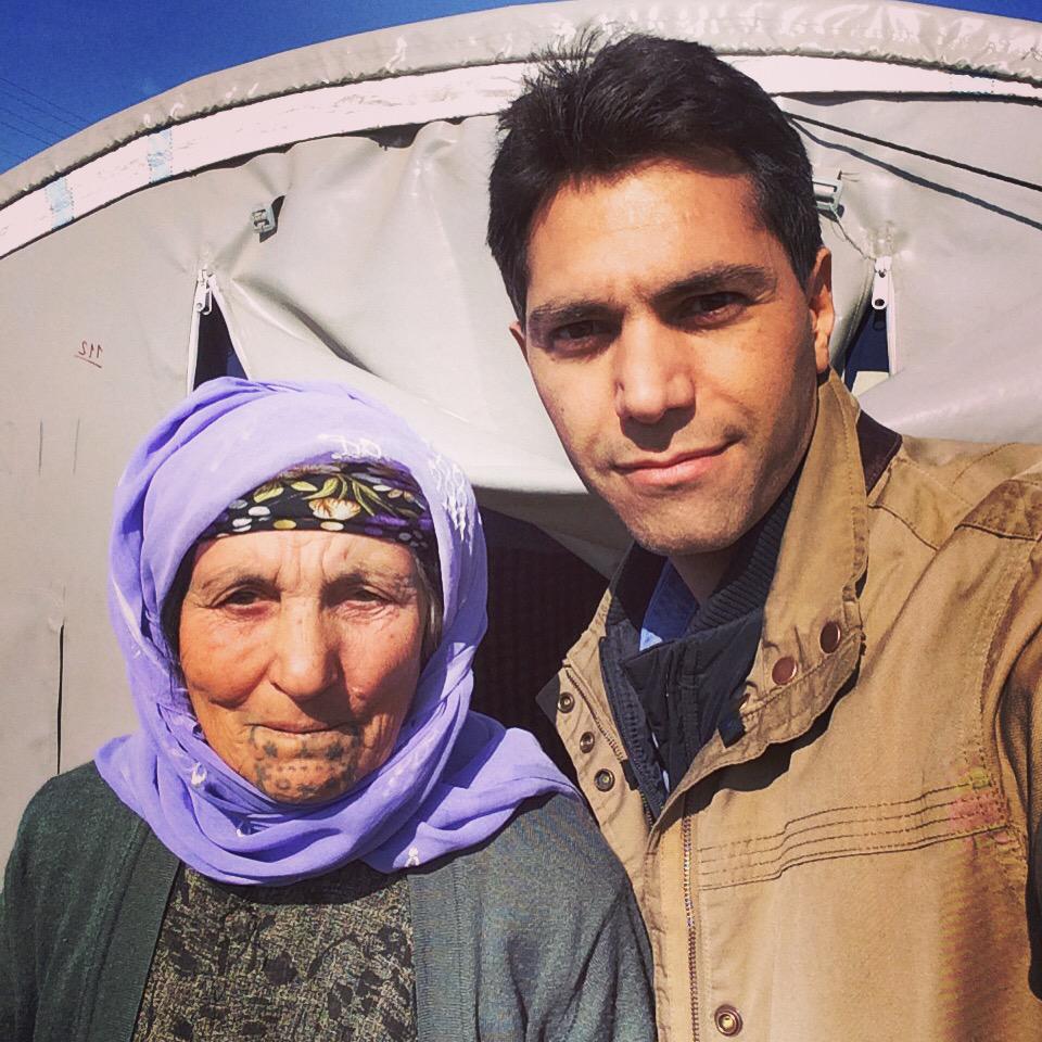 Efter att jag tagit en bild på 75-åriga Fatme Bouzan från #Kobane ville hon absolut att vi skulle ta en selfie. 