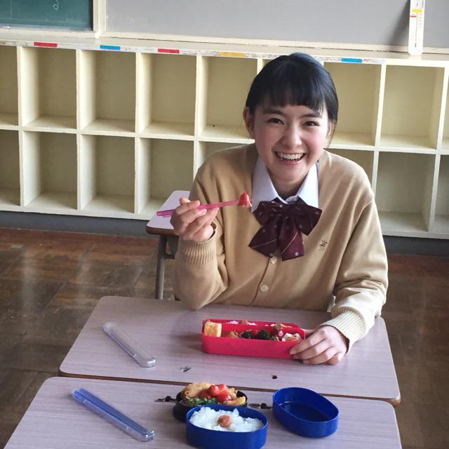 続いて、ふたつめ。
kamo_sakuさんの投稿
教室にて、小さい弁当を広げ可愛いタコさんウィンナーをアーンとしてくるわかなちゃん。
フォークではなく、おはしになっちゃいましたが破壊力バツグン!
#葵わかな http://t.co/zQrKRDXZHo