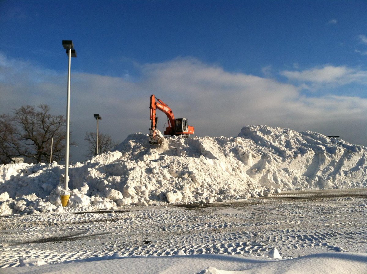 Parking lot snow piles can be impressive, but this one at the south bay center in ...1200 x 896