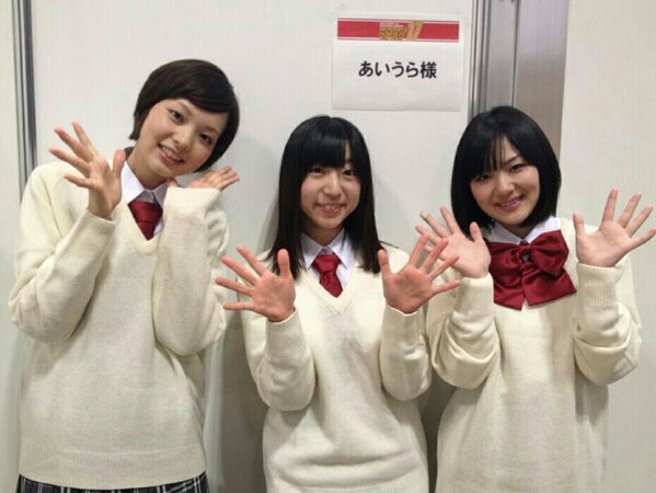 緊張がほぐれて笑顔がやっと出てきました(笑)右から奏香(カナカ)役の中島唯さん、歩子(アユコ)役の田村奈央さん、彩生(サ 緊張がほぐれて笑顔がやっと出てきました(笑)右から奏香(カナカ)役の中島唯さん、歩子(アユコ)役の田村奈央さん、彩生(サ