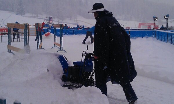 Snöröjning på högvarv i skidstadion. #twittski #längdvm #vinterstudion 