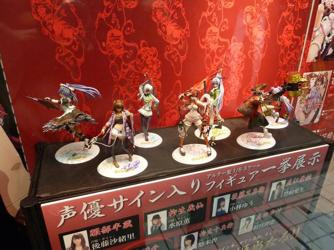 声優の皆さんがサインを入れてくださったフィギュアが一挙展示中です!こちらはプレゼント予定ですので、今後の情報を待っていて 声優の皆さんがサインを入れてくださったフィギュアが一挙展示中です!こちらはプレゼント予定ですので、今後の情報を待っていて