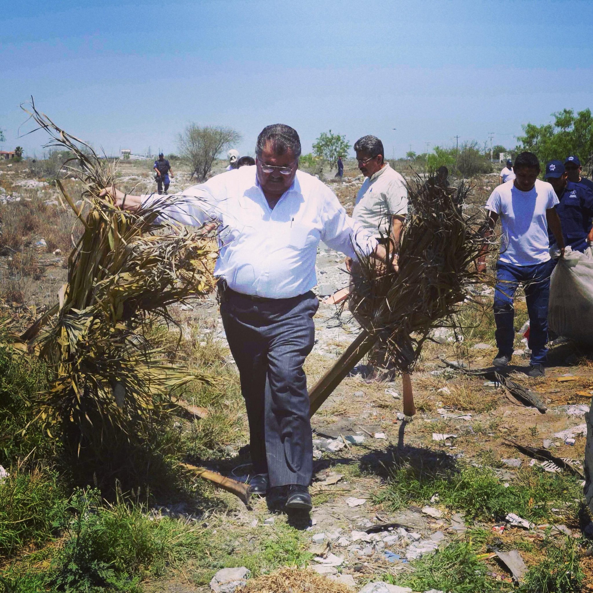 Iniciamos el operativo permanente de limpieza en terrenos baldíos, se sancionará a aquellos que tiren basura http://t.co/FNU2Sp182m