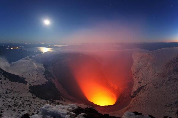 El impresionante poder de la naturaleza reflejado en la permanente actividad del Volcán Villarrica, Chile @ImagenesCL http://t.co/ONcN19ToG0