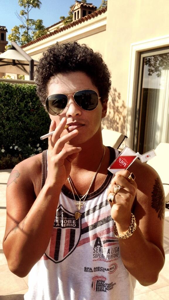 Bruno Mars raucht einer Zigarette (oder Cannabis)
