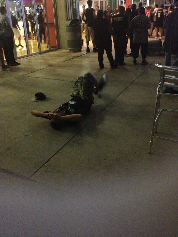 πͺ β@y3lla: THIS BOY CRYING ON THE PAVEMENT http://t.co/C48R3lkvzBβ