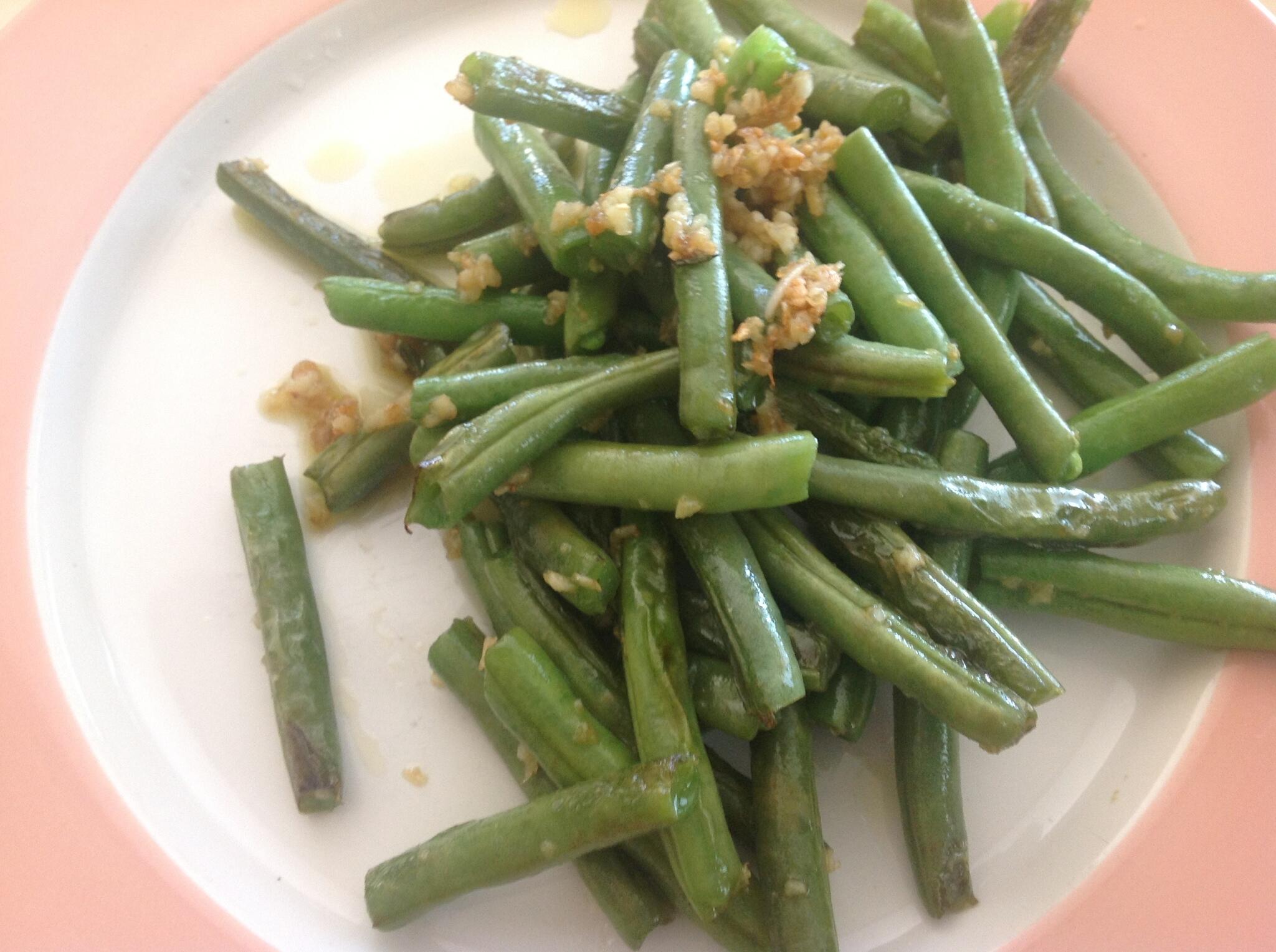 So quick, easy, and delicious: green beans, olive oil, garlic, & salt. That’s it! http://t.co/rKipkQdDUI