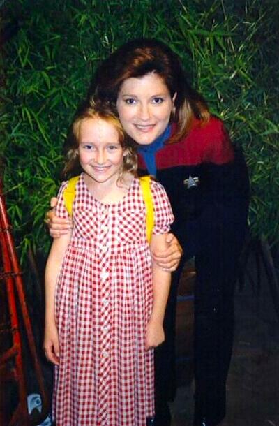 RT @TrekCore: A young Scarlett Pomers (Naomi Wildman) posing for a quick pic with Kate Mulgrew #VoyagerWeek @totallykate http://t.co/ZKeLa8LvXt