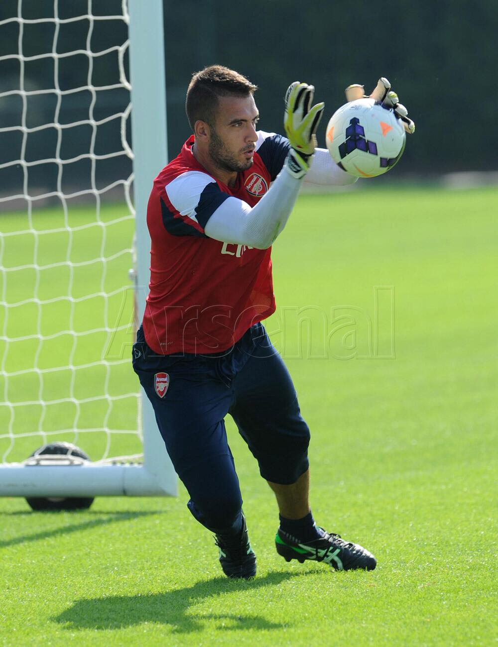 New signing @EmilianoViviano has completed his first week of training. Here's the keeper in action #WelcomeViviano http://t.co/6eruwLEBom