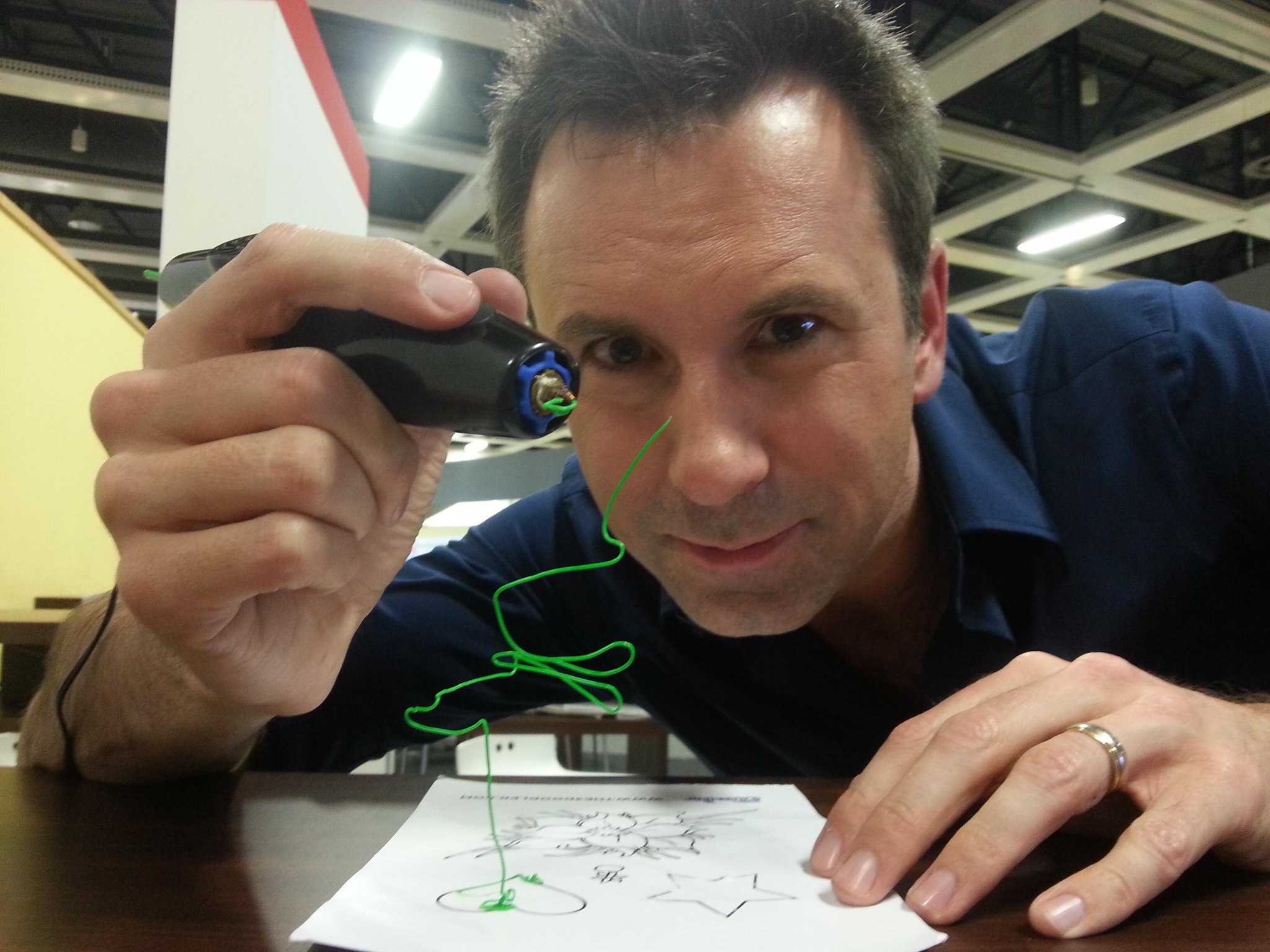 Move over 3d printers. Drawing with the 3d pen at #IFA13. Spen http://t.co/BKqYBCbmEN