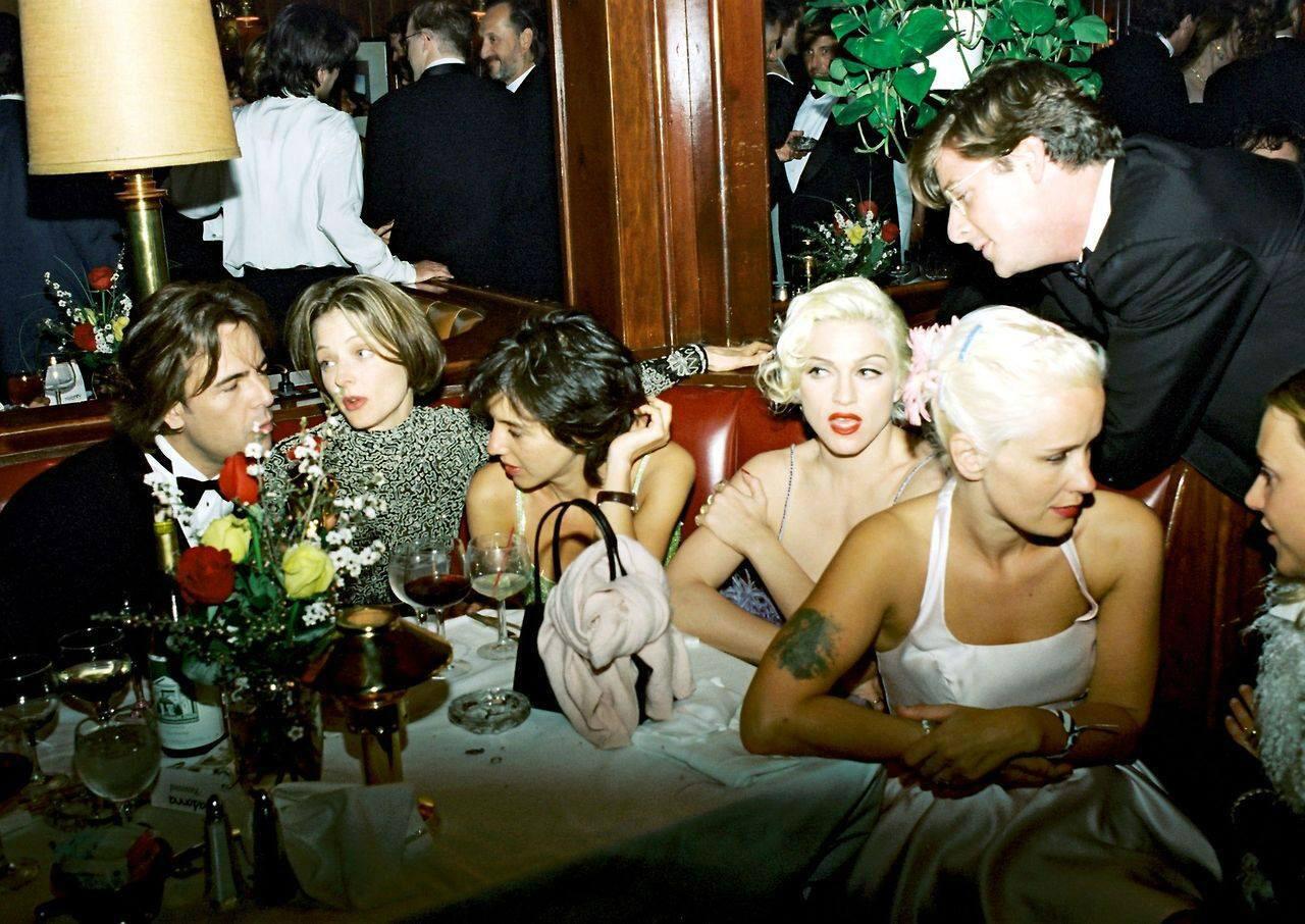 #Madonna, Jodie Foster, Paula Yates, Don Johnson and Alek Keshishian (back turned in mirror) at the 1995 Oscars Party http://t.co/qEAHon9hSo