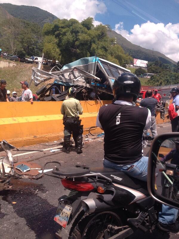 RT @FerrerCarlos: Muchos heridos en la zona y tremenda cola en ambos sentidos @PaulGamez27 http://t.co/nz9bQGKsu6