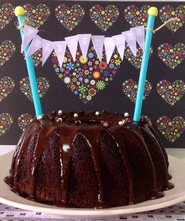 Encargo especial de @laurapozanco para su mami!!! Hasta esta noche no se la dará..🎂🎂🎂 felicidades Nani !!!! http://t.co/fjwNpWaRYP