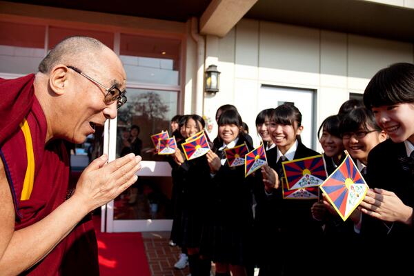 HHDL is greeted by students on his arrival at Yakumo Academy, a girl’s school in Tokyo, Japan on November 18th 