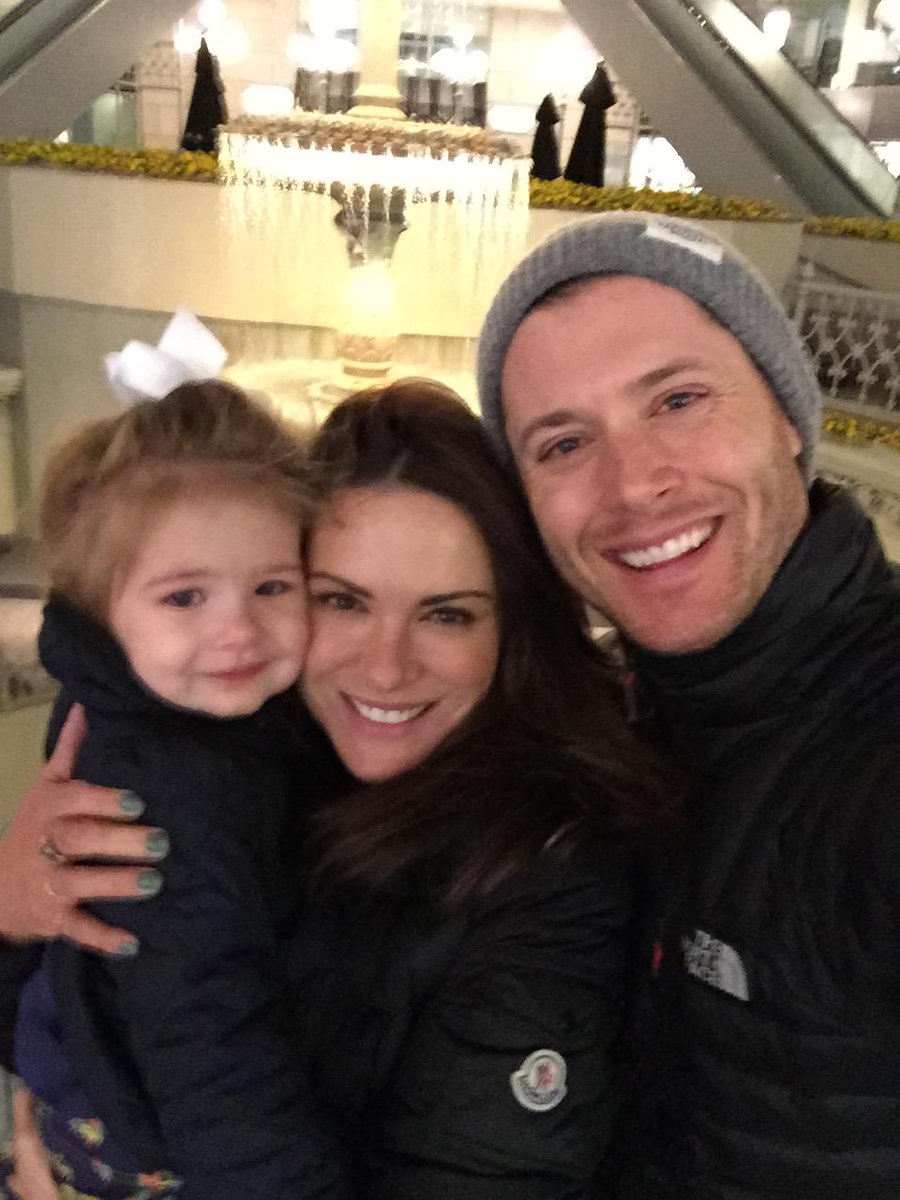 Jensen Ackles med familie på bildet
  