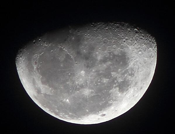 RT @adleon7: La Luna hace unos minutos http://t.co/WfAzLYD2pA