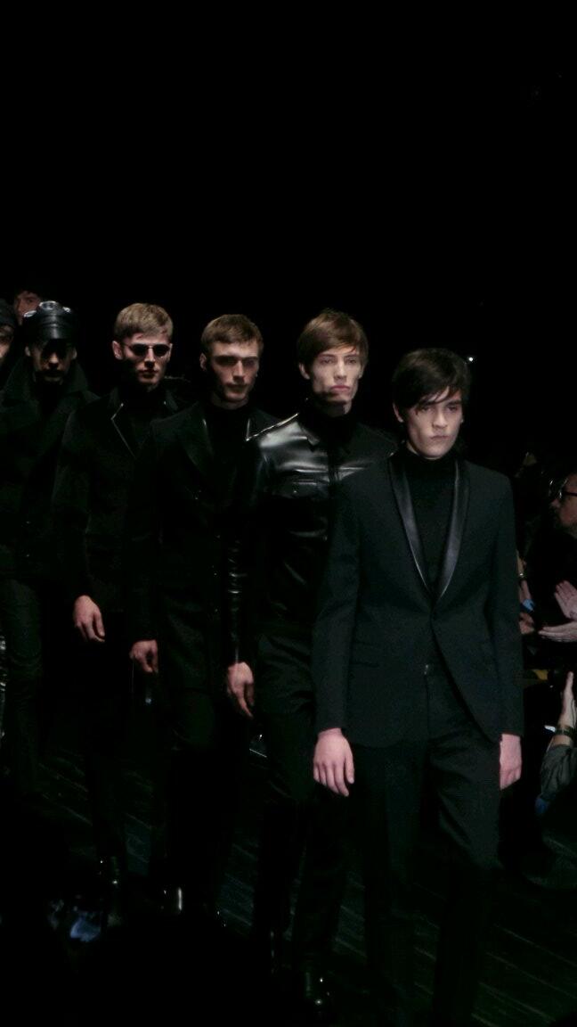#finale in blu notte e nero @gucci #gucci #mfw http://t.co/O8xeHoblDM
