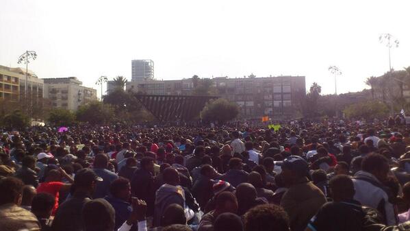 15Ks of asylum seekers from Eritrea & Sudan in Tel-Aviv’s Rabin Sq to protest persecution by Israel #Strike4Freedom http://t.co/6PhPZt2PVj