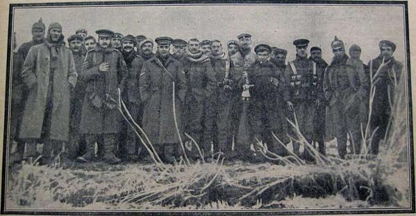 British and German soldiers photographed together during the Christmas truce of 1914. http://t.co/JWWhysFkFX