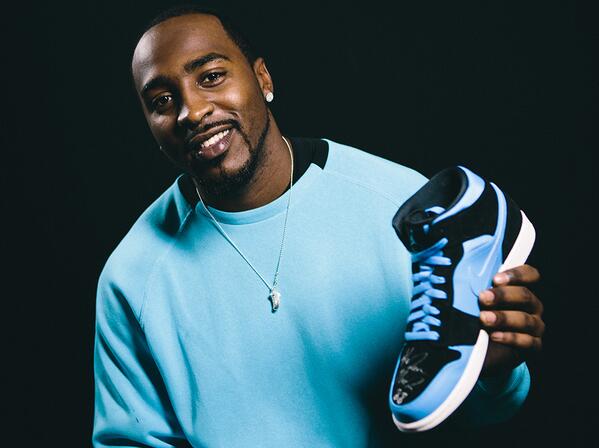 Reppin NYC and #TeamJordan, Hakeem Nicks toured Flight 23 @FootAction and signed this AJ1 for the store #FLIGHT23NYC http://t.co/ZmD0qMH1Mm